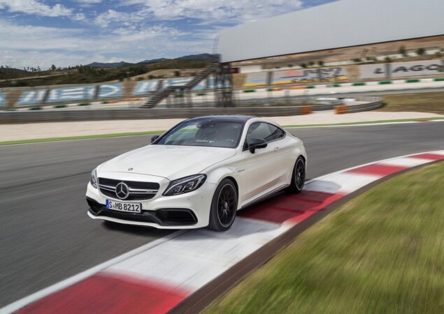 O novo C63 Coupé AMG tem para-choque dianteiro com entradas de ar maiores