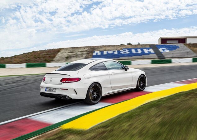 Na traseira, a versão AMG traz difusor de ar e quatro saídas de escapamento