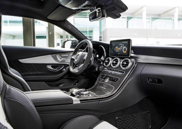 O interior tem materiais exclusivos de revestimento e um emblema AMG no console central