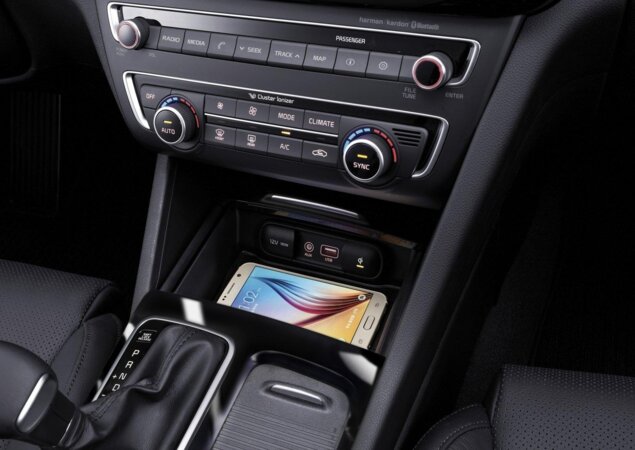 O modelo conta com um carregador de celular sem fio e sistema de som da marca Harman Kardon