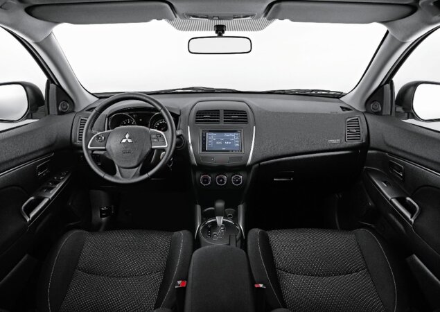 O ASX O'Neill é vendido apenas com tração 4x2 e câmbio automático CVT, com opção de trocas manuais nas borboletas atrás do volante