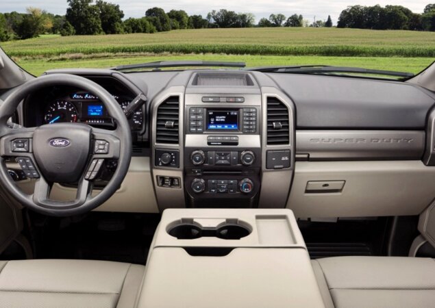 Interior da F-250 XL, a versão de entrada