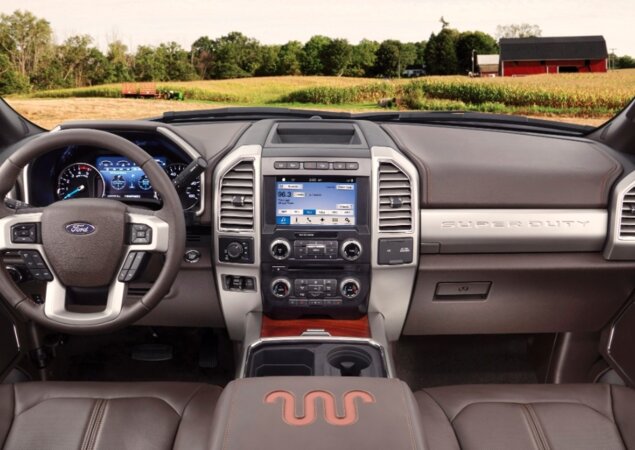 Interior da F-350 King Ranch