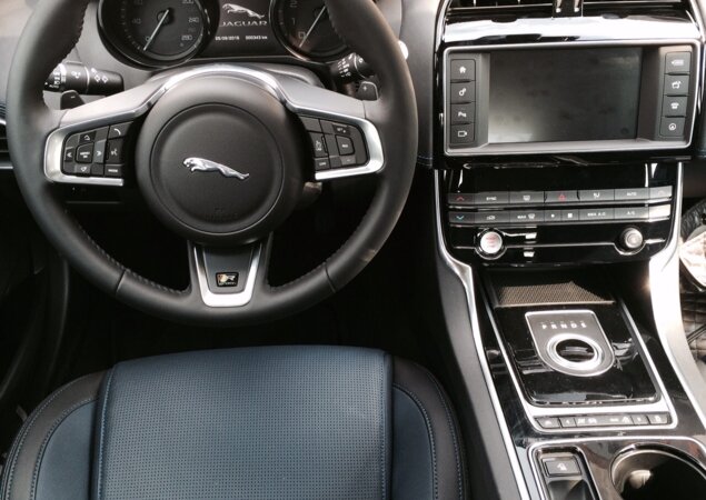 Interior da versão R Sport