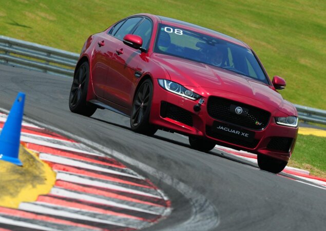 Jaguar XE vai brigar no segmento de sedãs premiuns
