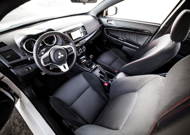 Interior traz detalhes em vermelho para reforçar seu apelo esportivo