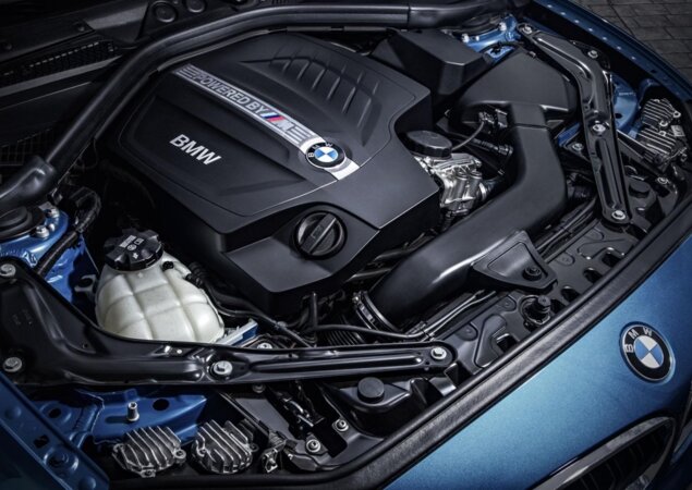 O motor a gasolina 3.0 de seis cilindros em linha tem dois turbos e dispõe de 370 cv