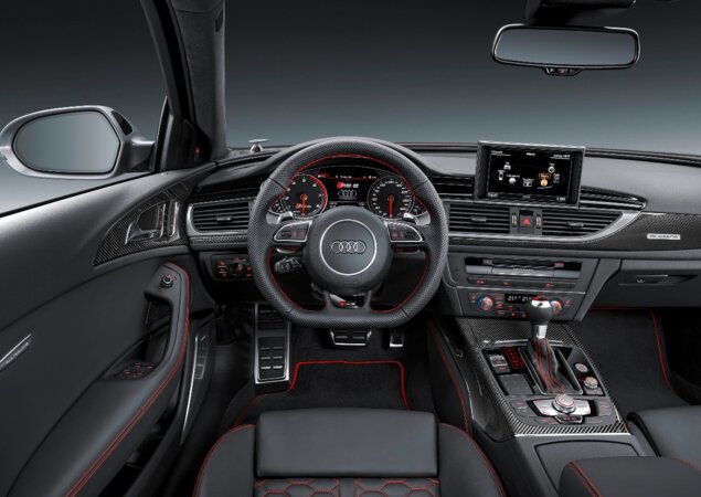 Interior mescla o padrão luxuoso da marca Audi com um estilo mais esportivo