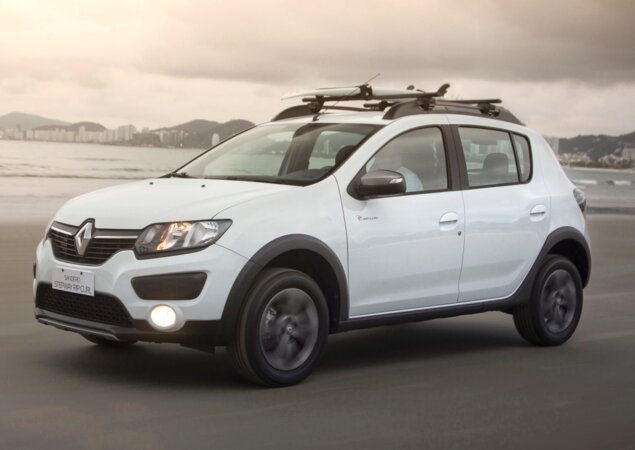 Por fora o hatch aventureiro ganhou detalhes visuais exclusivos