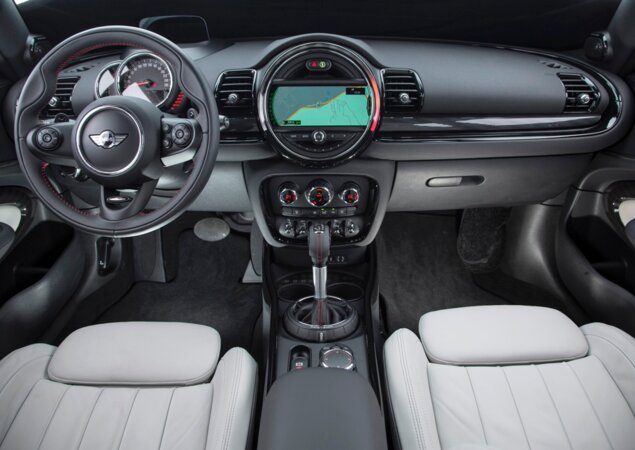 Interior segue o bom acabamento comum aos modelos da Mini