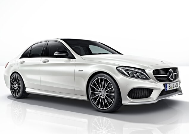 O desenho externo do C450 AMG 4Matic incorpora linhas mais agressivas