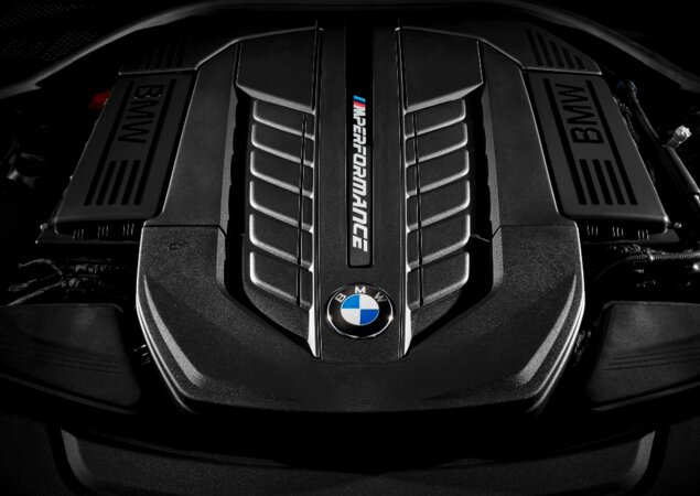 Motor V12 biturbo gera 608 cv de potência 