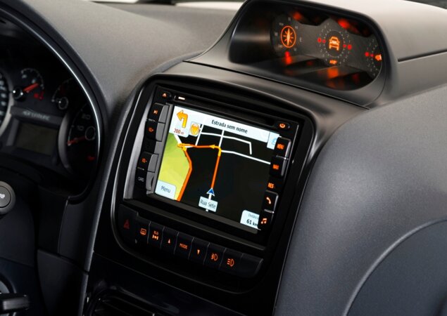 Central multimídia possui tela de 6,2" sensível ao toque, câmera de ré, TV digital, GPS, Bluetooth, DVD, CD Player, USB e entrada auxiliar