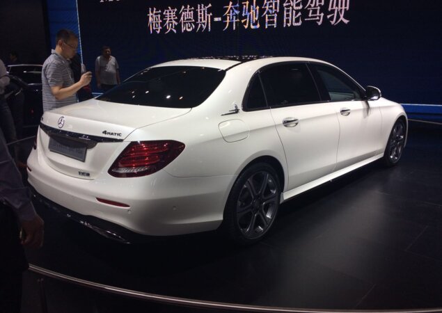 O Mercedes-Benz E320L conta com entre-eixos alongado em 140 mm, indo de 	2,93 m para 3,07 m