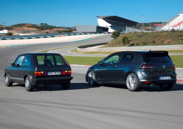 VW Golf GTI Pirelli de 1983 (à esq.) e Volkswagen Golf GTI Clubsport (à dir.)
