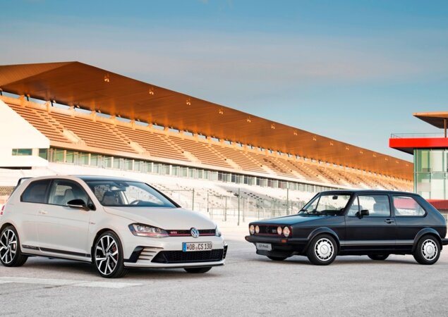 O novo Volkswagen Golf GTI Clubsport (à esq.) e o Golf GTI Pirelli de 1983, o primeiro da linhagem (à dir.)