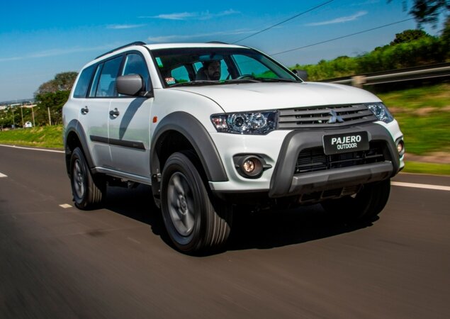 Pajero Outdoor conta com tração 4x4 com os modos 4x2 (2H), 4x4 (4H), 4x4 bloqueado (4HLc) e 4x4 bloqueado com reduzida (4LLc)