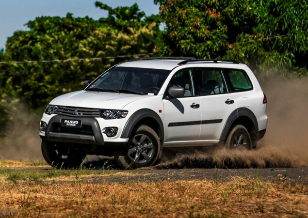 O Pajero Outdoor tem 4,74 m de comprimento, 1,81 m de largura e 1,84 m de altura (com rack)