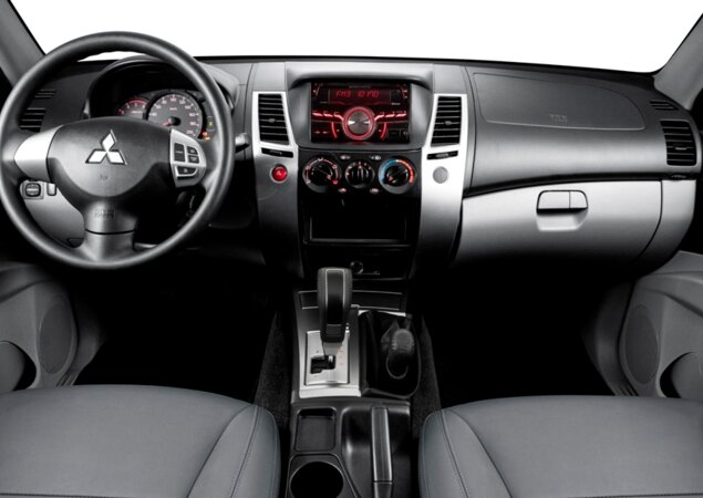 Interior do Pajero Outdoor