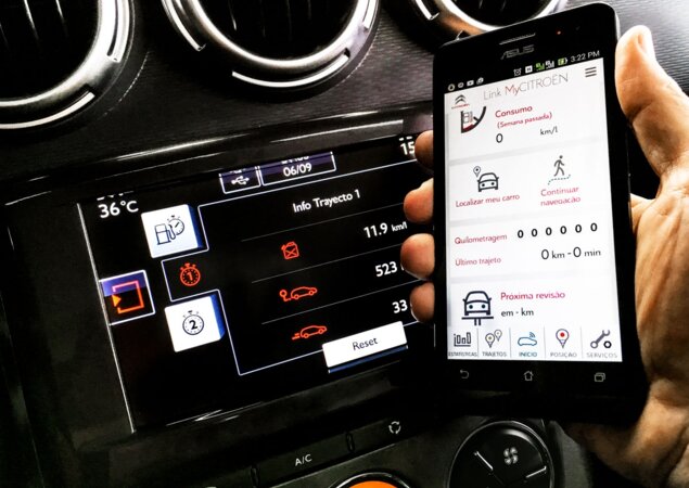 Ela permite ainda o espelhamento da tela do smartphone via MirrorLink (Android) e Apple CarPlay (IOS)