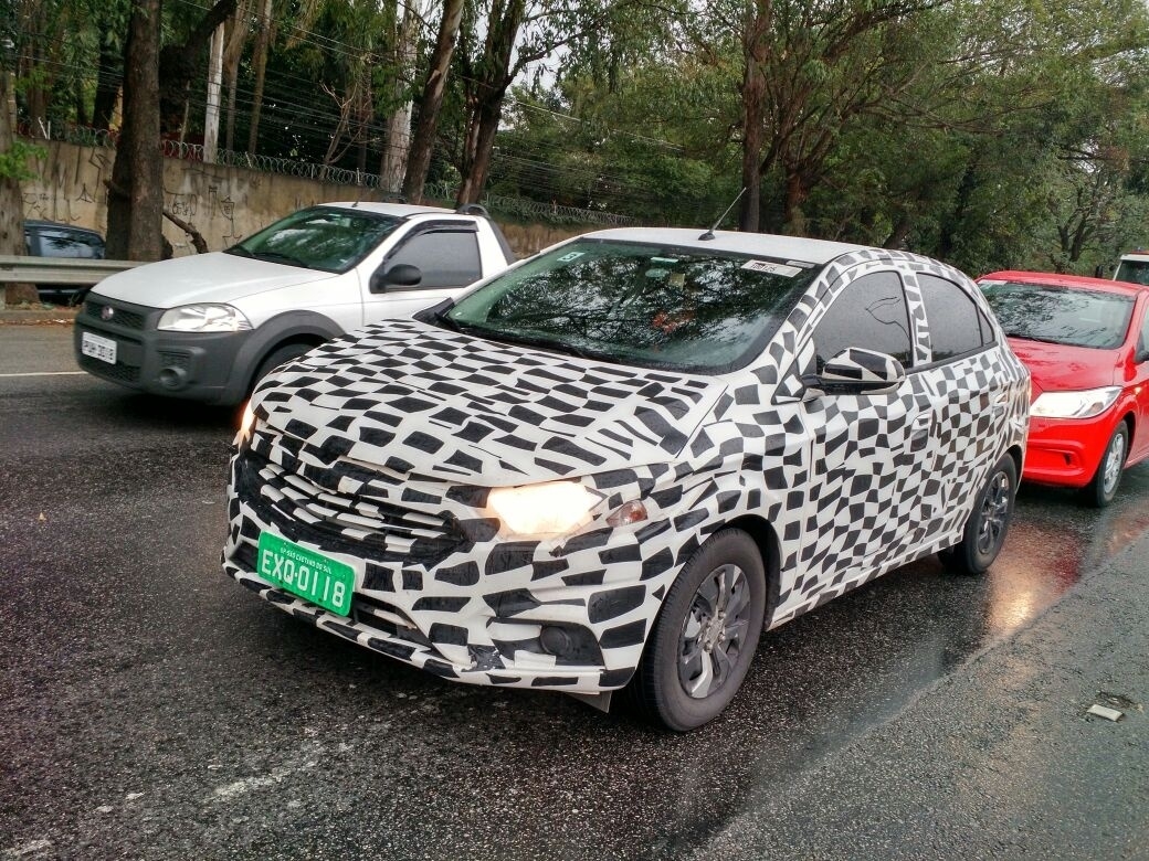 Imagens do Onix flagrado rodando em testes em São Paulo