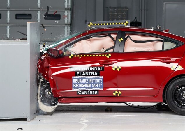 Hyundai Elantra 2017 em teste de pequena sobreposição frontal
