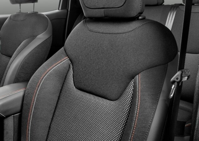 Série conta com revestimento dos bancos exclusivo com detalhes em preto e costura dupla nas cores branco e laranja
