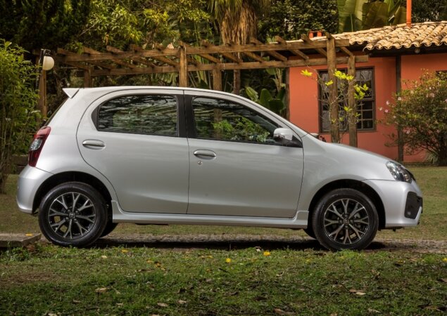 Uma das novidades é a saia lateral, além das novas rodas de 15 polegadas