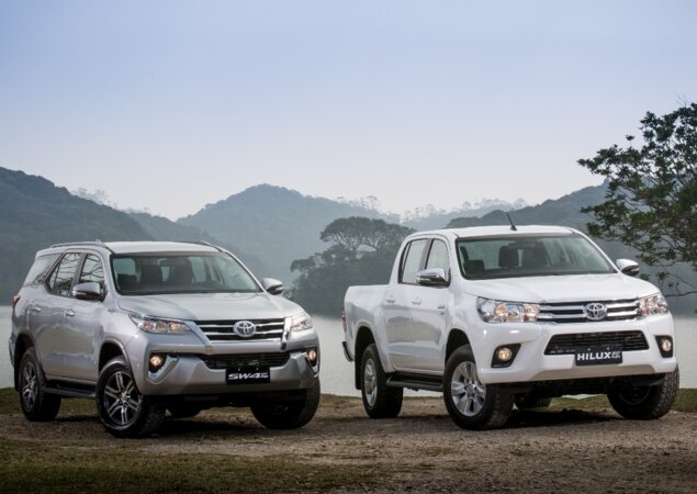 Toyota SW4 e Hilux flex voltam ao catálogo na linha 2017