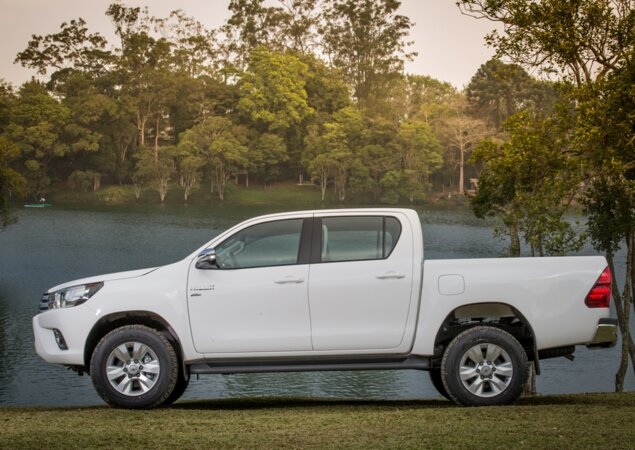 A Hilux flex terá as configurações SR e SRV, 4x2 ou 4x4, com preços entre R$ 111.700 e R$ 131.200