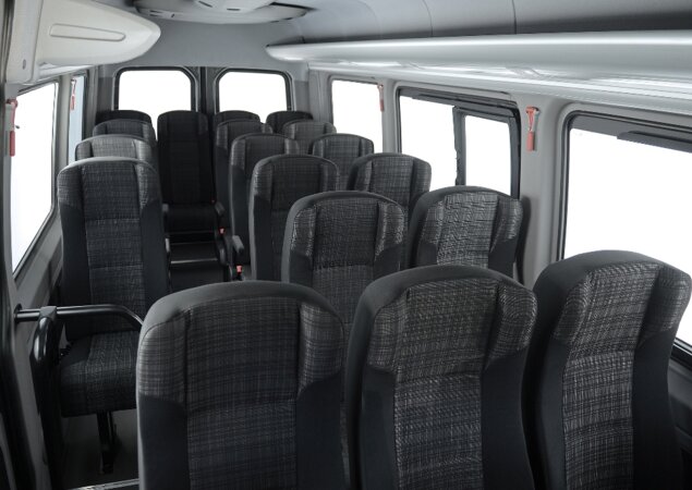 Sprinter ganhou ainda novos bancos, maiores e mais macios, disponíveis nas vans com 15, 17 e 20 assentos reclináveis para passageiros