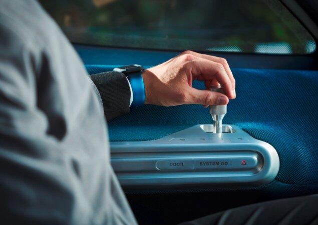 Na cabine, um joystick controla a direção, freios e acelerador