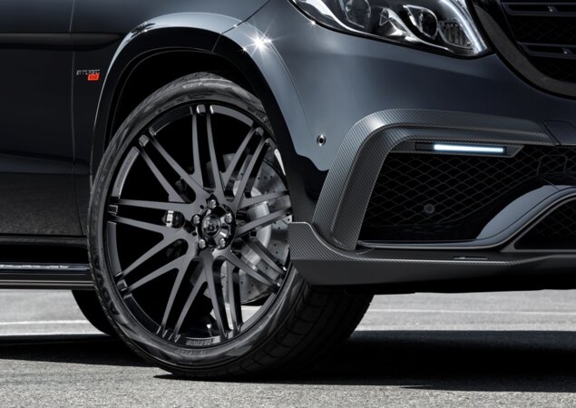 As rodas de 23 polegadas são calçadas por pneus 295/35 R 23