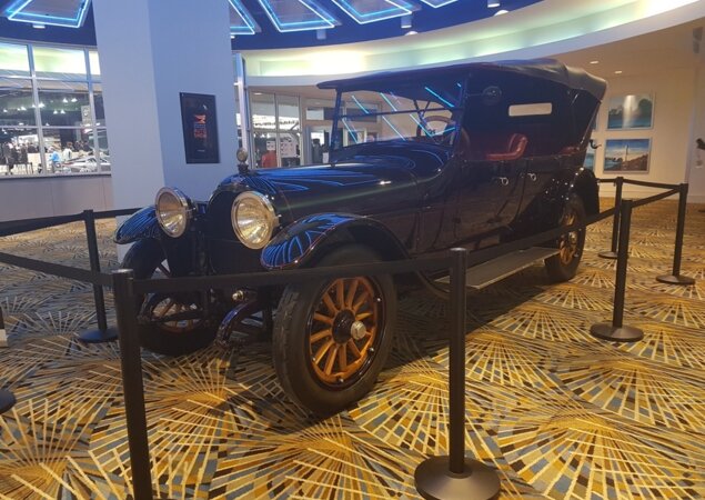 Teve até carro bem antigo, exposto do lado de fora do pavilhão