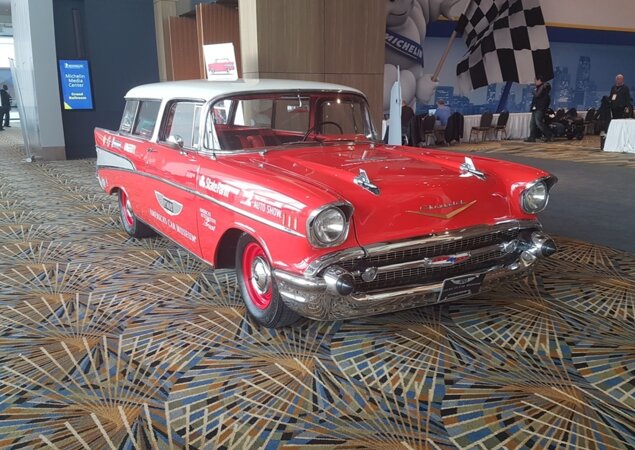 Tem muito carro antigo. Na foto, Chevrolet Nomad 1957. Modelo foi produzido de 1955 a 1957, com apenas 6.103 unidades fabricadas