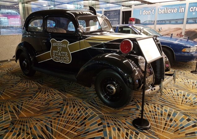 Ford Model 74 de 1937: é o carro de polícia mais velho de Michigan. Motor de oito cilindros rendia 85 cv