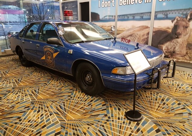 Tem também carro de polícia, como o Chevrolet Caprice de 1995. O Caprice, aliás, foi usado pela polícia local de 1989 a 1995. Motor: 5.7 V8 de 260 cv