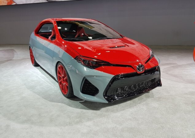 Tem também os carros customizados, como esse Toyota Corolla