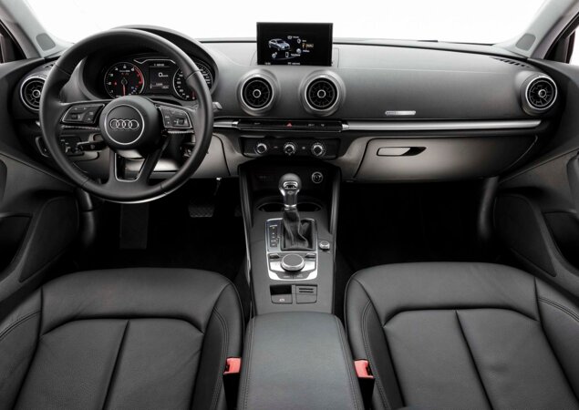 Interior recebeu novo volante e central multimídia com espelhamento de smartphones