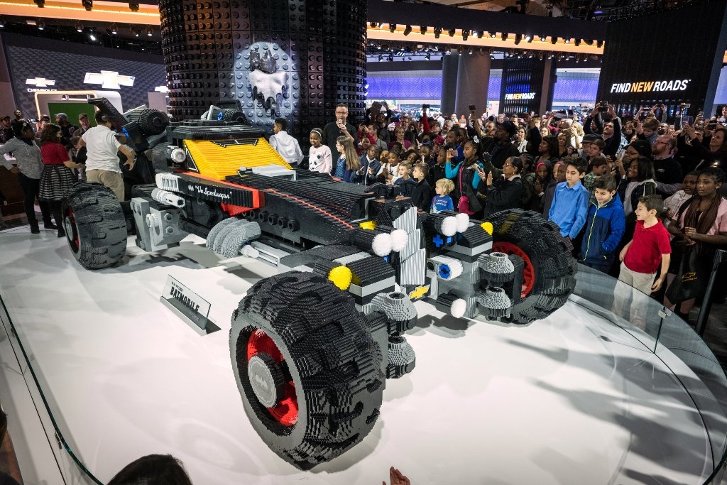 Batmóvel em tamanho real feito de Lego é exposto no Salão de Detroit