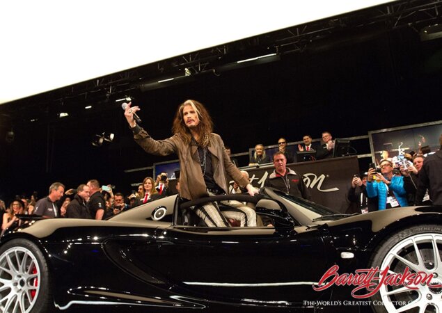 Steven Tyler entrou em seu Hennessey Venom GT Spyder de 2012
