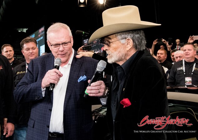 O ator Burt Reynolds também foi ao leilão vender seu carro
