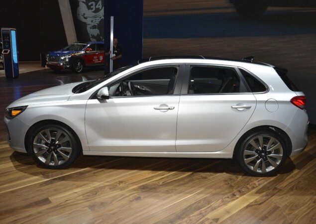 Segundo a Hyundai, o novo Elantra GT está maior, mais largo e mais baixo que o antecessor