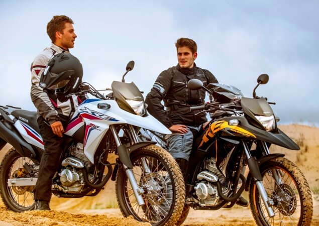 XRE 300 C-ABS Rally (esq.) e XRE 300 STD Adventure (dir.)