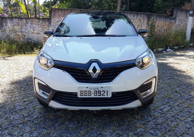 Modelo exibe a atual identidade da marca, com desenho diferente do Captur europeu