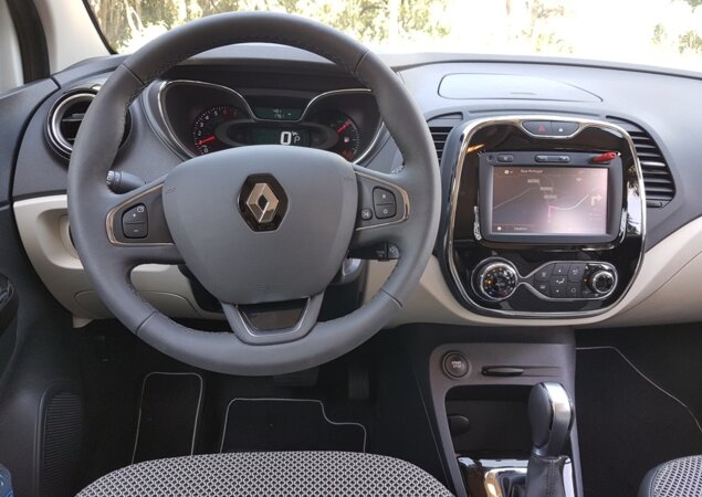 Comandos de áudio ficam na alavanca atrás do volante