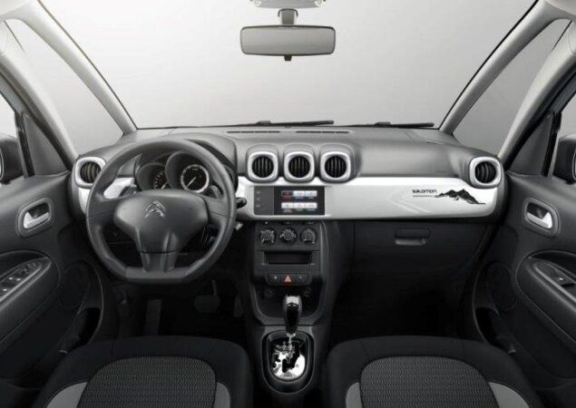 Painel é branco no modelo com carroceria em branco perolizado