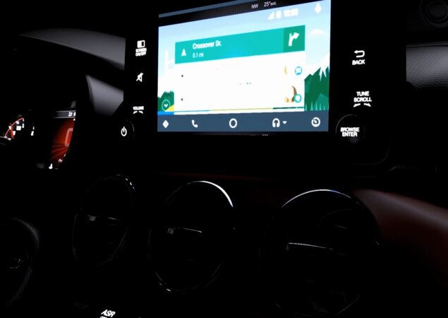Pela imagem, percebe-se que haverá espelhamento de smartphones via Android Auto