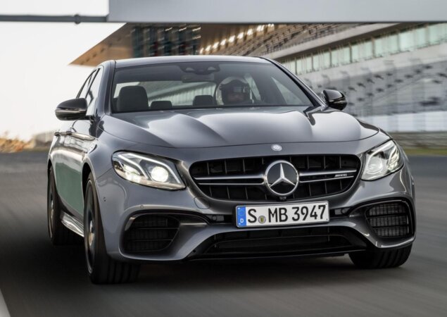 Em relação ao E43 AMG, ele tem 212 cv a mais