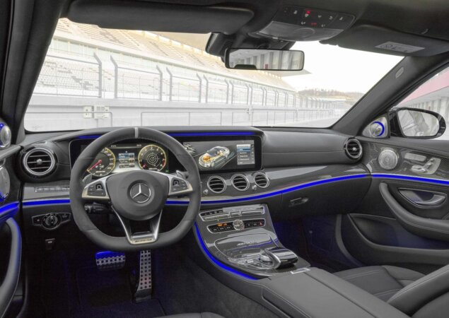 Interior tem inspiração no AMG GT sem abrir mão do luxo